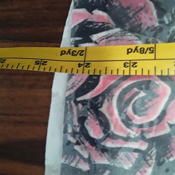 Sheer flowered v-neck t-shirt - Picture 11 of 11